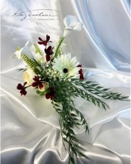 画像2: アーティシャルフラワーのカラーを中心としたスタイリッシュなブーケです＊ブートニアとブーケスタンドもお付けいたします (2)